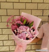 探索戴安娜玫瑰花的花语传承与魅力 戴安娜玫瑰花的花语之美丽与神秘