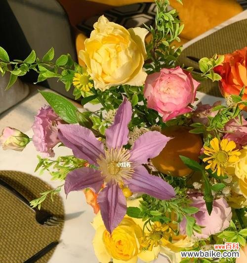 以花传递情感 餐桌上的花