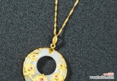 黄金莲花的美丽与坚韧——一朵莲花的生命之旅 黄金莲花的寓意与象征意义