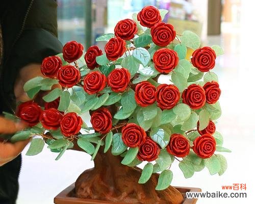 财富与幸福的奇妙融合 摇钱树开花的寓意