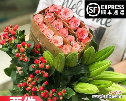 美丽的花朵传递着深刻的寓意 十二朵玫瑰和一支百合的花语与意义