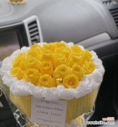 传递真挚爱意的花束 粉黄玫瑰花束的花语及象征意义