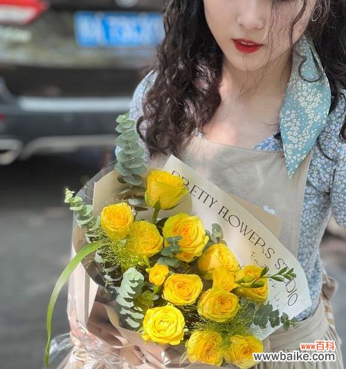 传递真挚爱意的花束 粉黄玫瑰花束的花语及象征意义